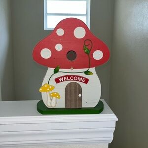 Wooden birdhouse decor nwt